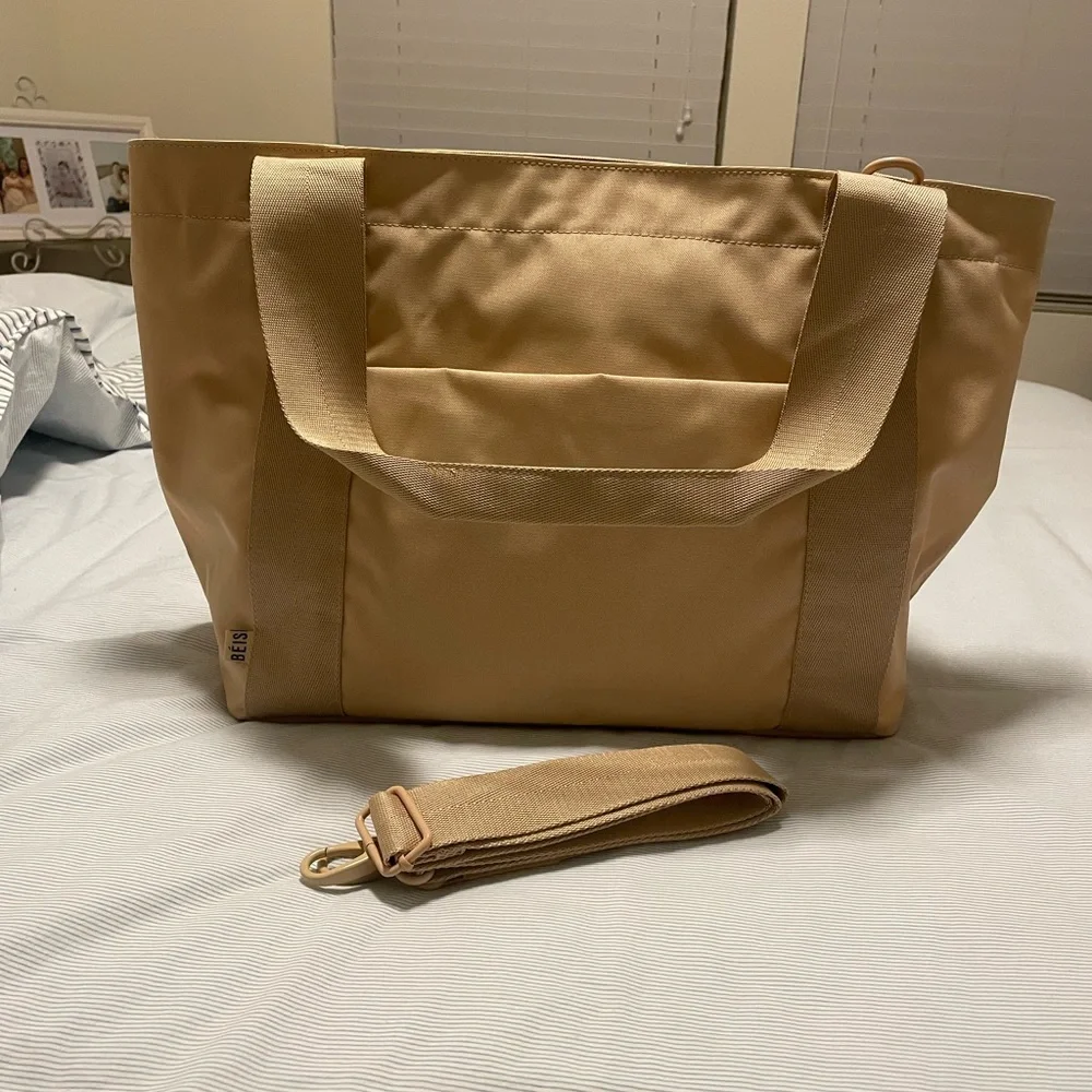 BEIS The BÉISics Tote
in Beige - Picture 4 of 8